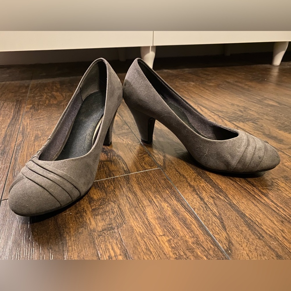 Abella Classic Grey Heels 6.5